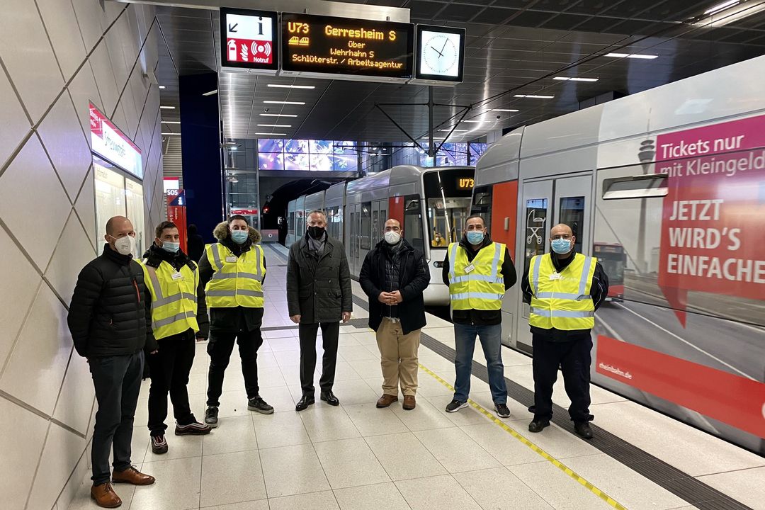 Klaus Klar (4.v.l.) bei seinem Besuch des Kontrollteams am U-Bahnhof Schadowstraße © Rheinbahn