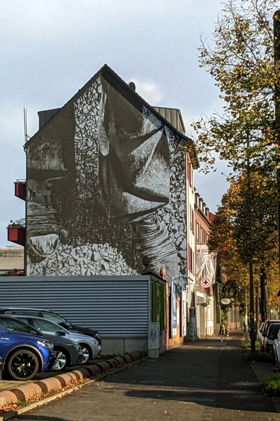 Hendrik Beikirch aka ECB hat eine Fassade an der Erkrather Str. 206 gestaltet. /Foto: Arthur Scholz