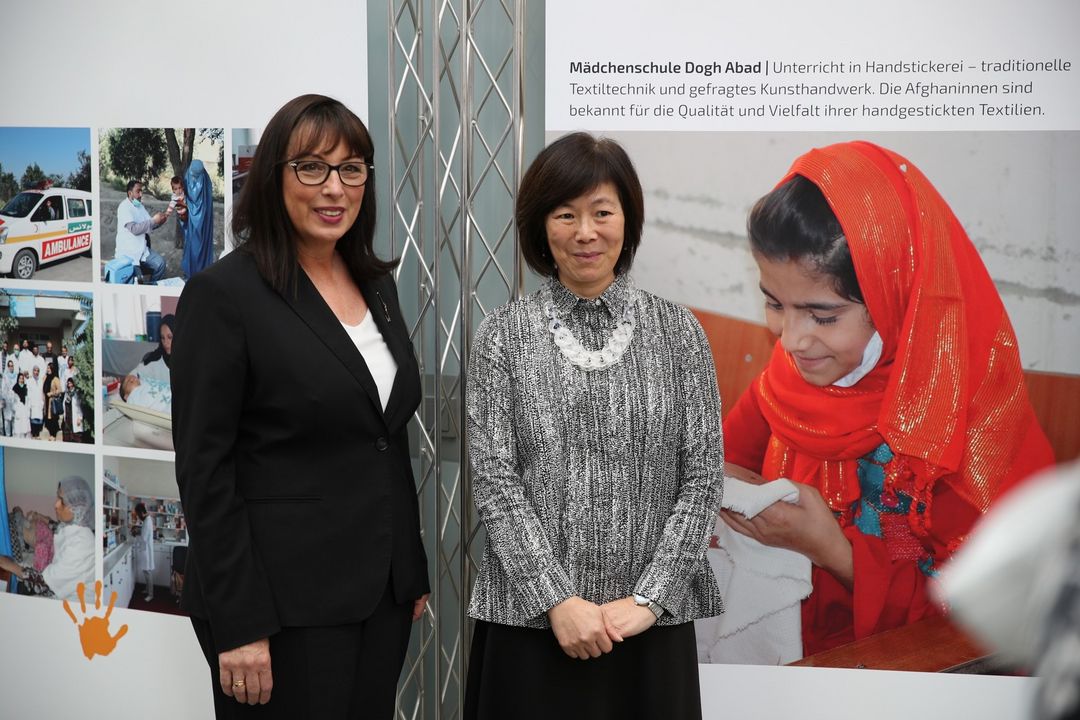 Die US-Generalkonsulin Pauline Koa (rechts im Bild) war bei der Ausstellungseröffnung mit dabei. ©SSKD