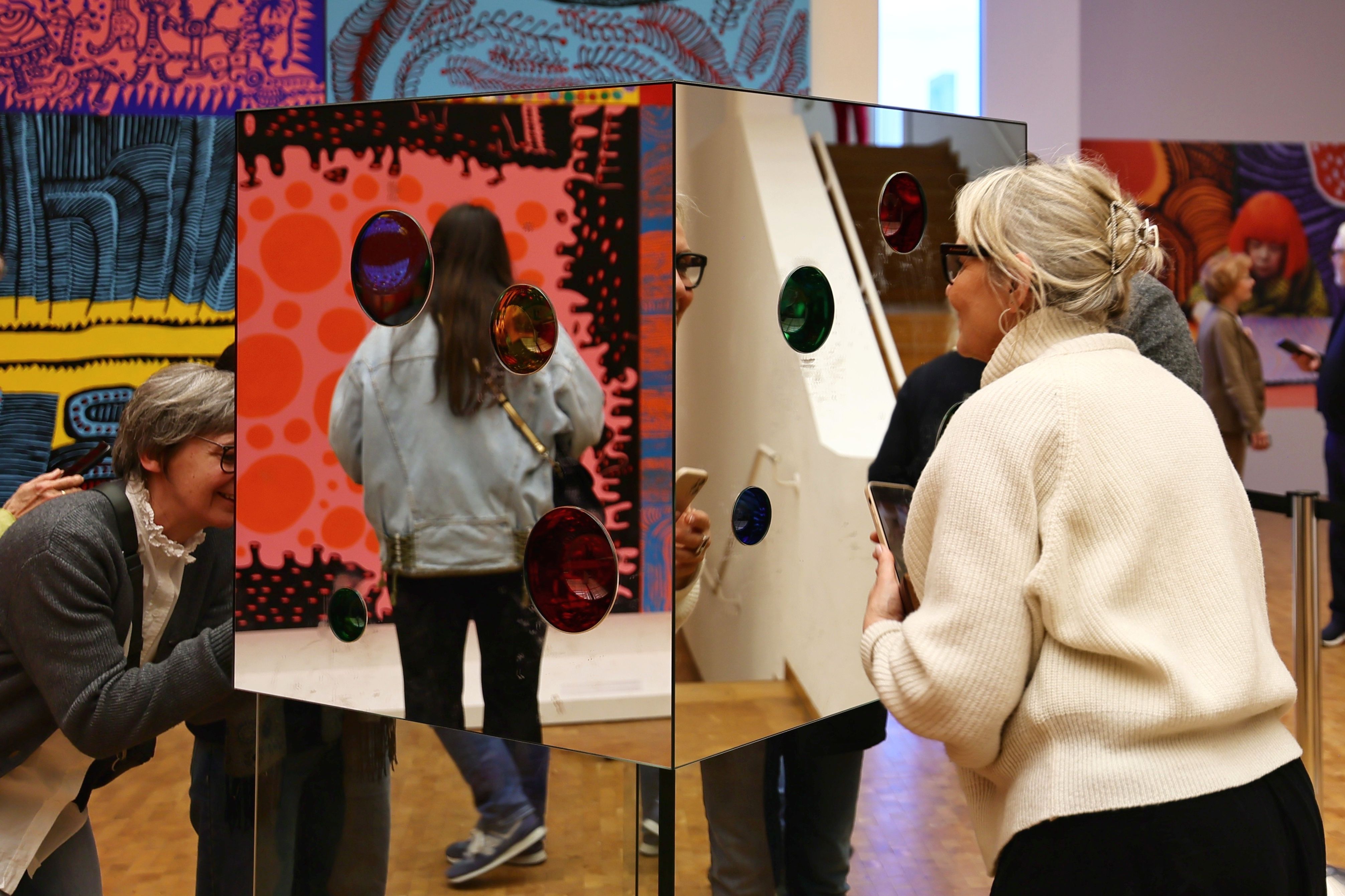 Ausstellungsraum im Museum Ludwig Köln mit farbenfrohen großformatigen Gemälden der Serie My Eternal Soul von Yayoi Kusama, Besucher im Raum