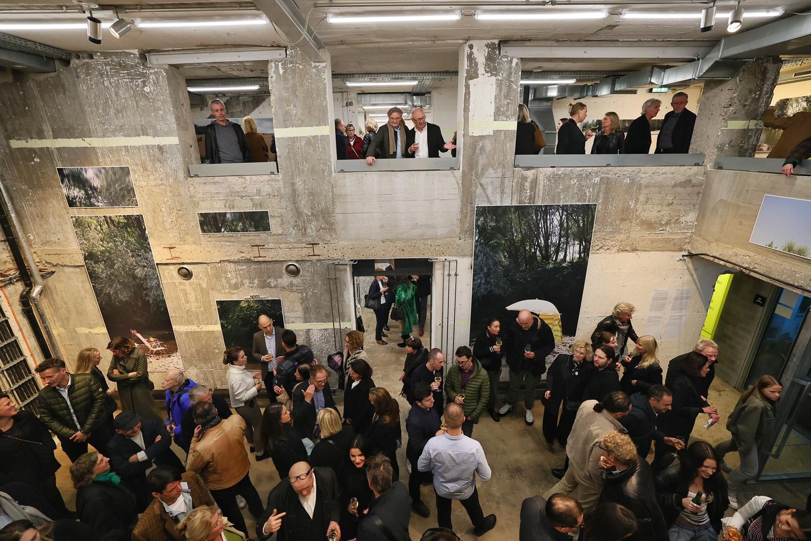 Großer Andrang zur Eröffnung von „DEMARKATION“ im Bilker Bunker. / Foto: Klaus von Jackelmann