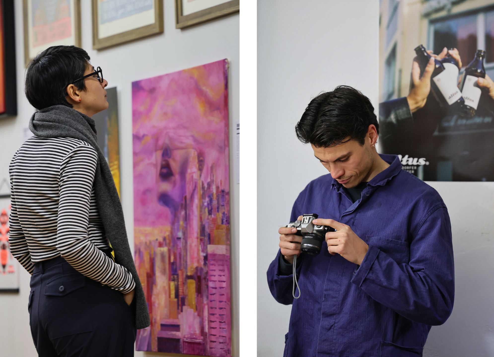 Links: Besucherin vertieft sich in eines der Gemälde der Ausstellung; rechts: Gast mit Kamera vor einem Plakat der neuen Düsseldorfer Bio-Altbiermarke altus bräu. / Fotos: Klaus von Jackelmann.