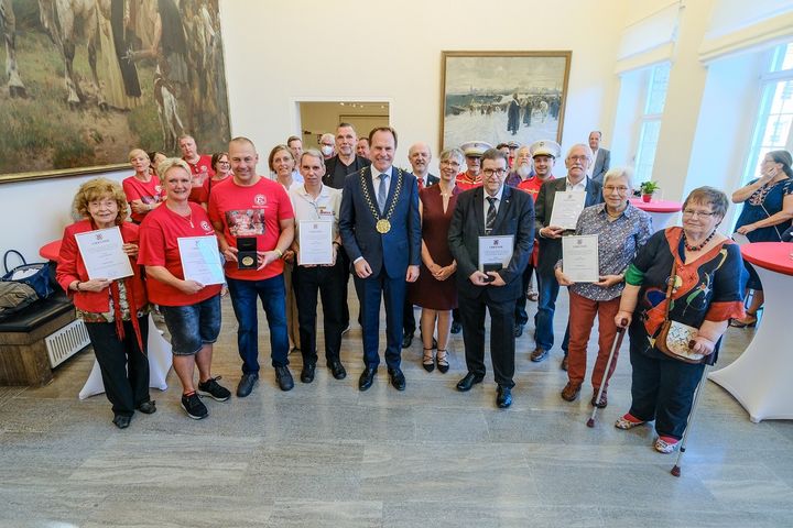 Oberbürgermeister Dr. Stephan Keller mit den Preisträgerinnen und Preisträgern des Martinstalers 2021 im Jan-Wellem-Saal des Düsseldorfer Rathauses