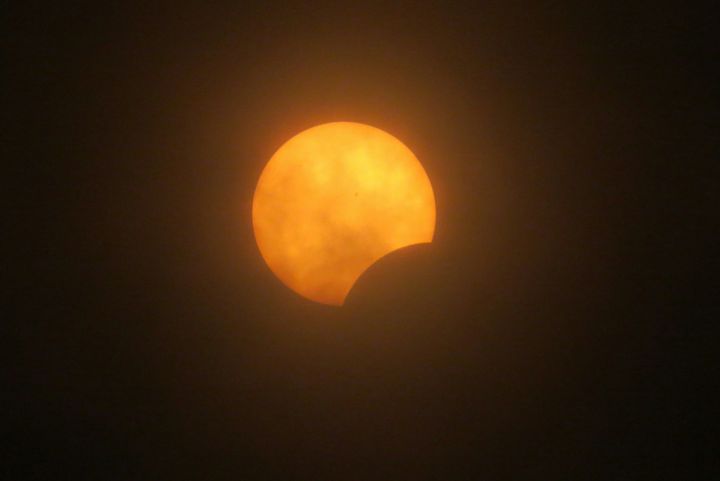 Partielle Sonnenfinsternis über Düsseldorf Partielle Sonnenfinsternis mit orange leuchtender Sonne
