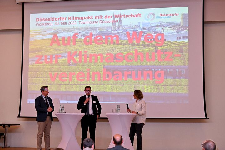 Szene eines Workshops zum Düsseldorfer Klimapakt mit der Wirtschaft: Wirtschaftdezernent Dr. Michael Rauterkus, Stadtwerke-Vorstandsvorsitzender Julien Mounier und IHK-Geschäftsführerin Marion Hörsken (v.l.)