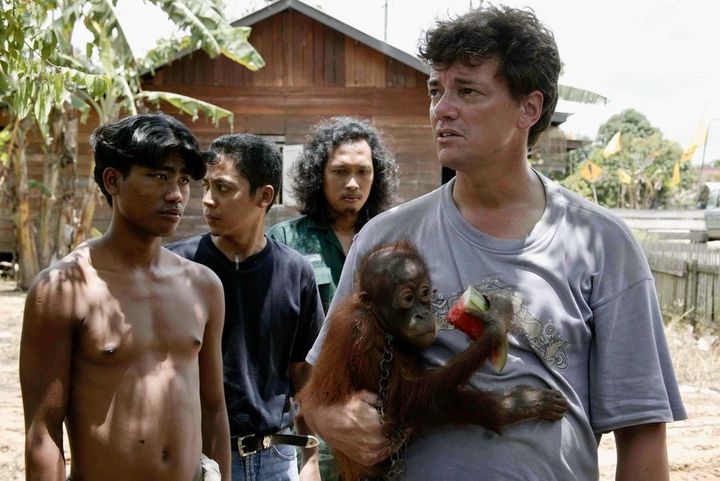 Willie Smits nimmt ein Orang-Utan-Jungtier in seine Obhut, dessen Mutter für den Verzehr gewildert wurde © Nita Boestani 
