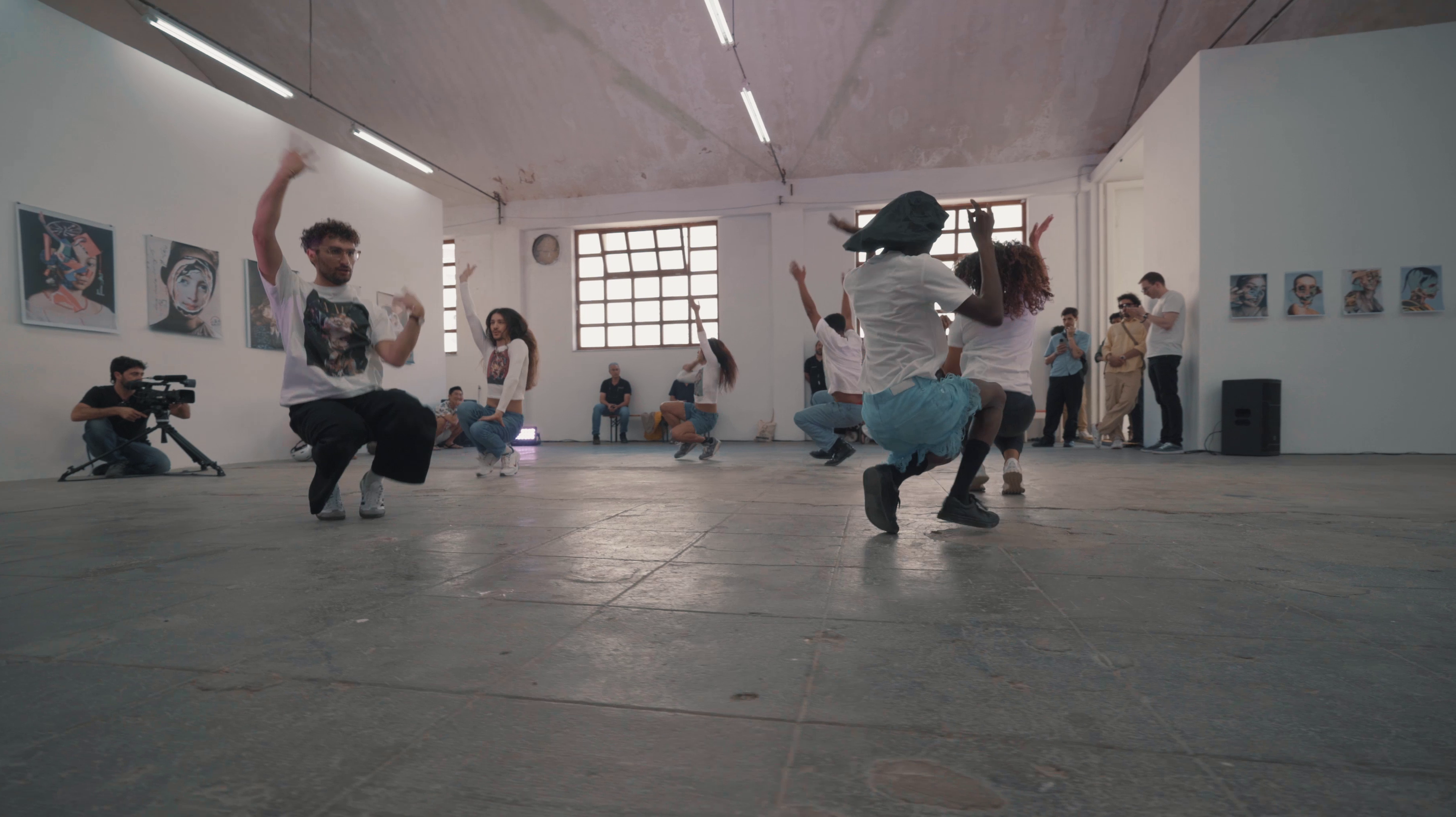 Beim internationalen "Sicilia Queer FilmFest" kamen bei der Tanz-Installation "Expanding Space" Performerinnen und Performer nach einer Choreographie von ZOE im Haus der Kunst zusammen © Landeshauptstadt Düsseldorf/Fele La Franca Andrea Nocifora 