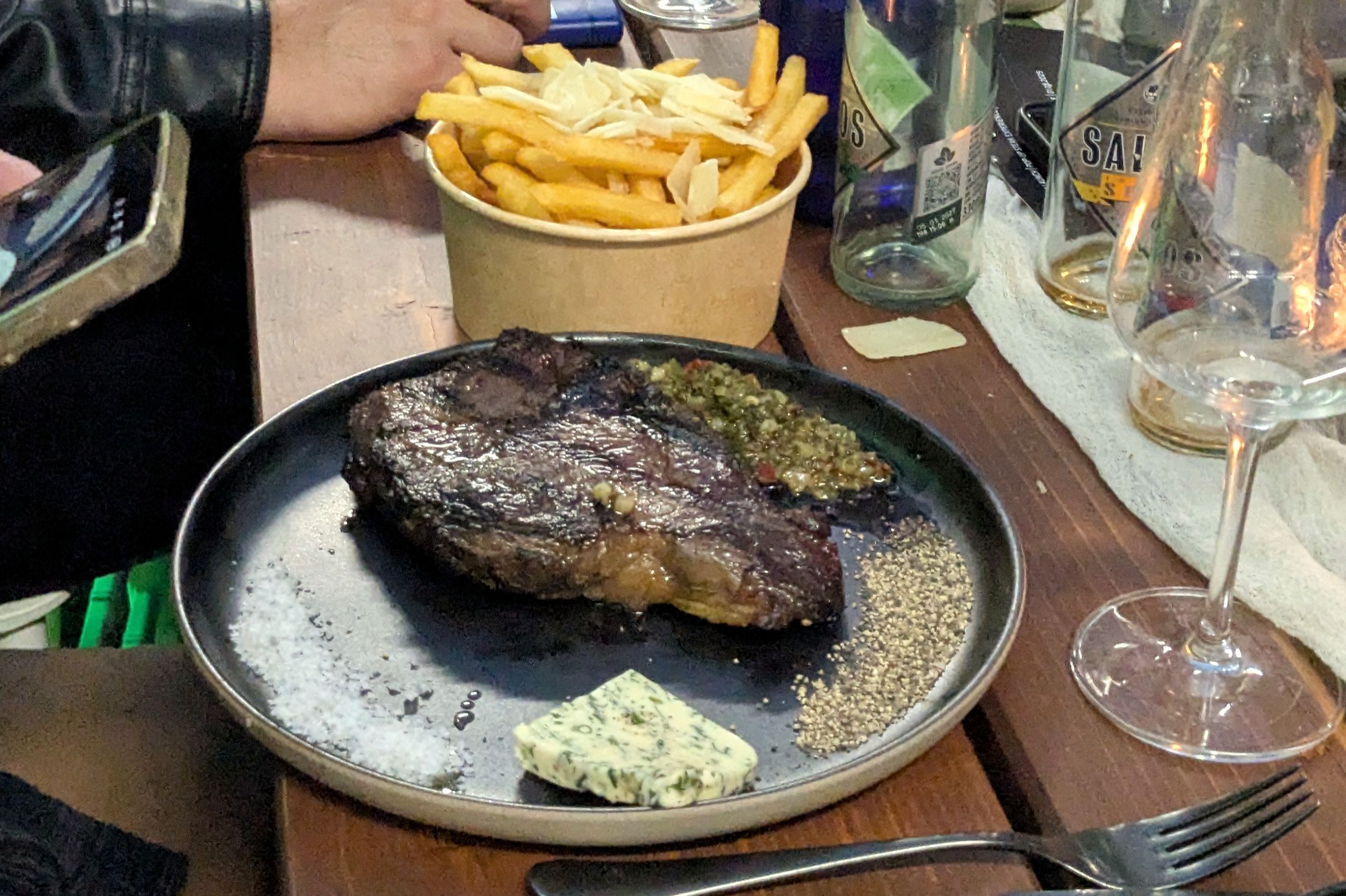 DEMADURA Ribeye mit Chimichurri und Trüffel-Pommes / Foto: Alexandra Scholz-Marcovich