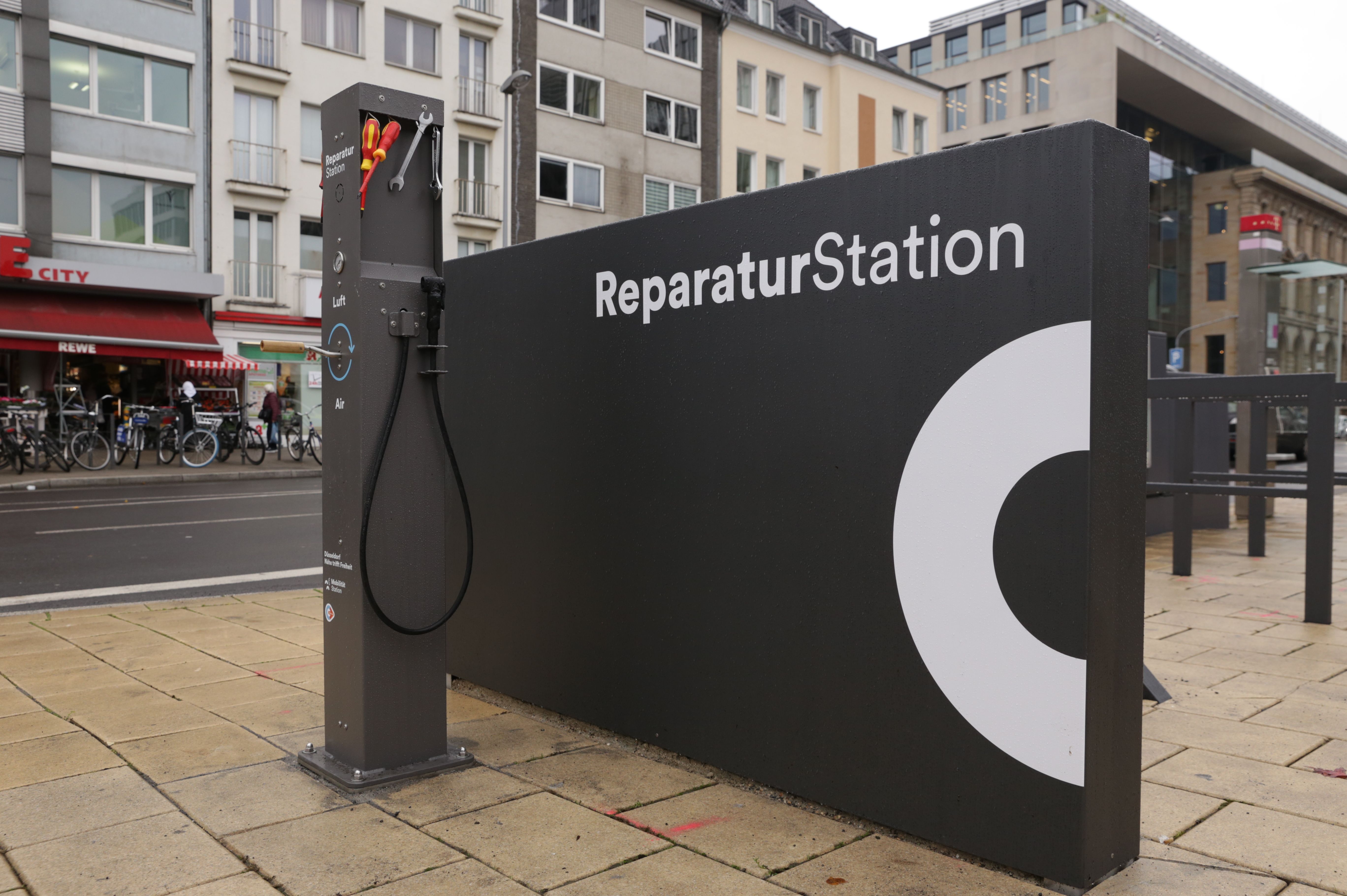 Auch eine Reparaturstation für Fahrräder, Kinderwagen oder Rollstühle gehört zur Mobilitätsstation auf dem Kirchplatz © Landeshauptstadt Düsseldorf, Ingo Lammert 