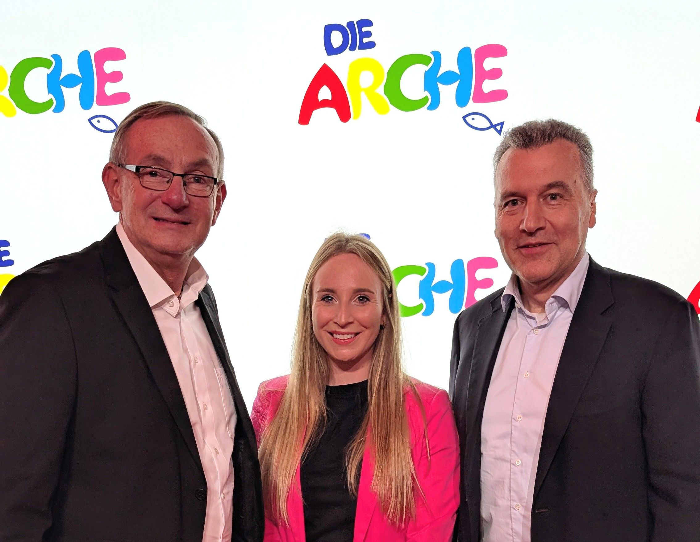 Foto: GEA Foundation Annika Westphal, Head of Sustainability LPT bei GEA und Mitglied der GEA Foundation sowie Thomas Strotkötter (rechts), Senior Vice President Compression Technologies am GEA-Standort in Berlin überbrachten Bernd Siggelkow (links), Gründer und Leiter Die Arche gemeinsam die frohe Botschaft über die große Spende der GEA Foundation. / Foto: GEA Foundation