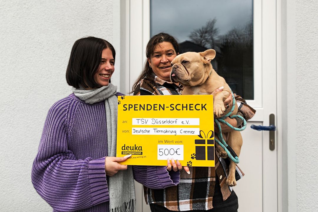 Auszubildende Ronja Hohage von Deutsche Tiernehrung Cremer übergibt stellvertretend den Spendencheck an Tierheimleiterin Melanie Gordon / Foto: Deutsche Tiernahrung Cremer