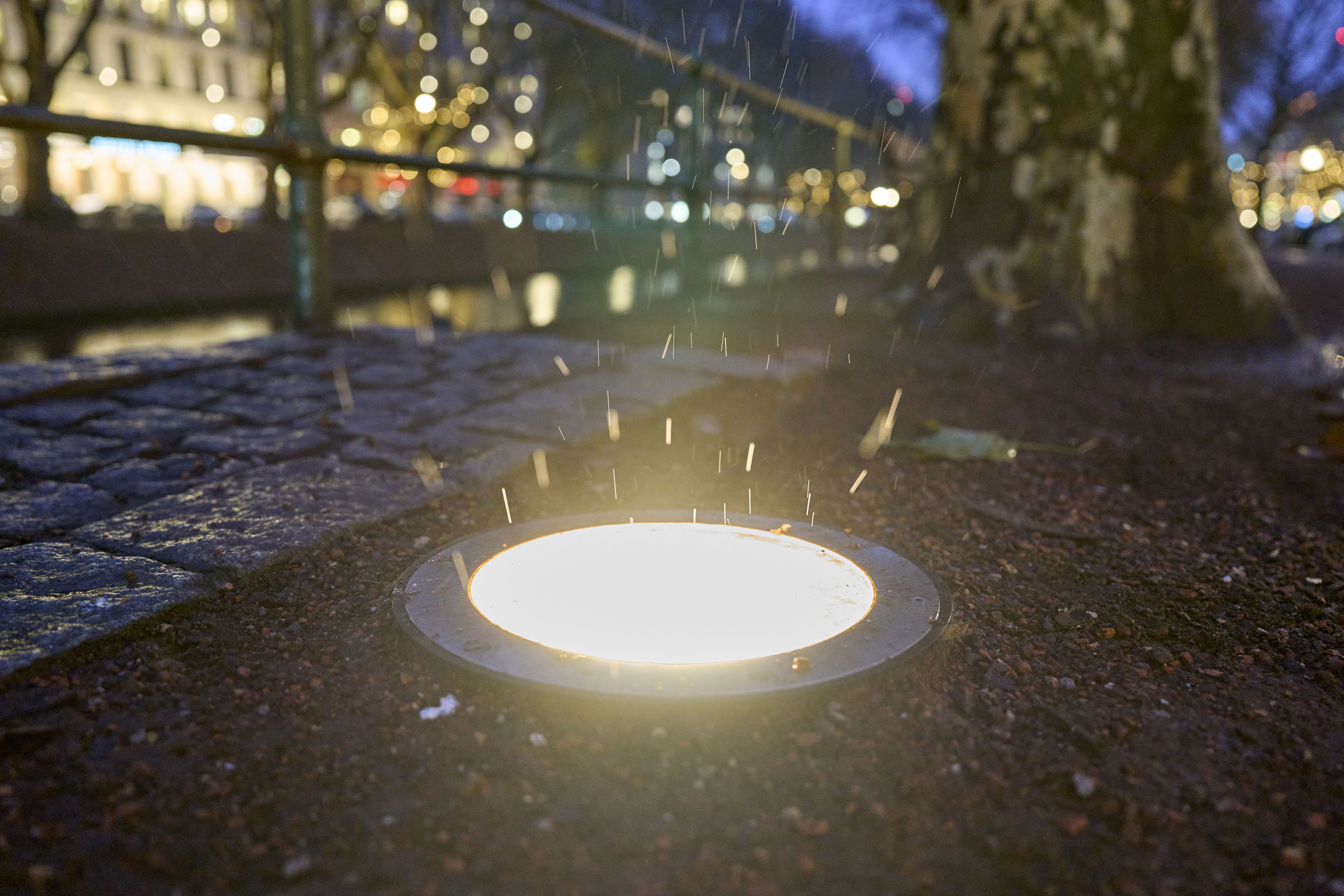 Ein neuer Bodenstrahler  bei dem die alten Leuchten durch moderne und energieeffiziente LED-Strahler ersetzt wurden. / Foto: Landeshauptstadt Düsseldorf/Claus Langer