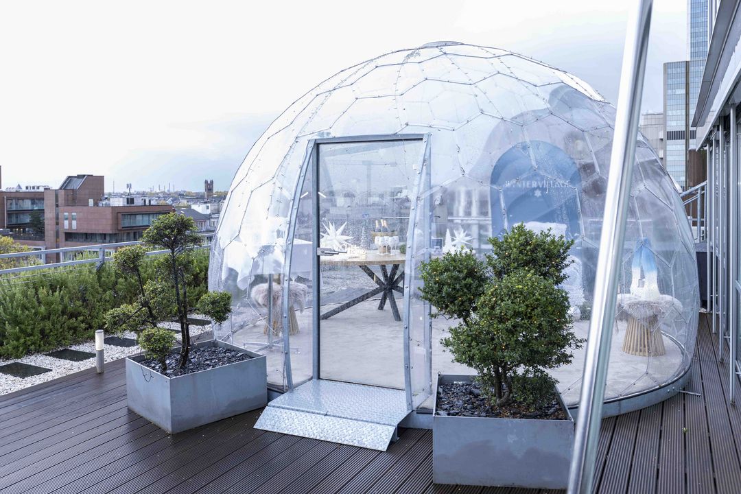 „The Winter Village“ auf der Kö: klare Formen, warmes Licht – so sieht Düsseldorfs neuer Teilmarkt aus. / Foto: D.LIVE, Kenny Beele