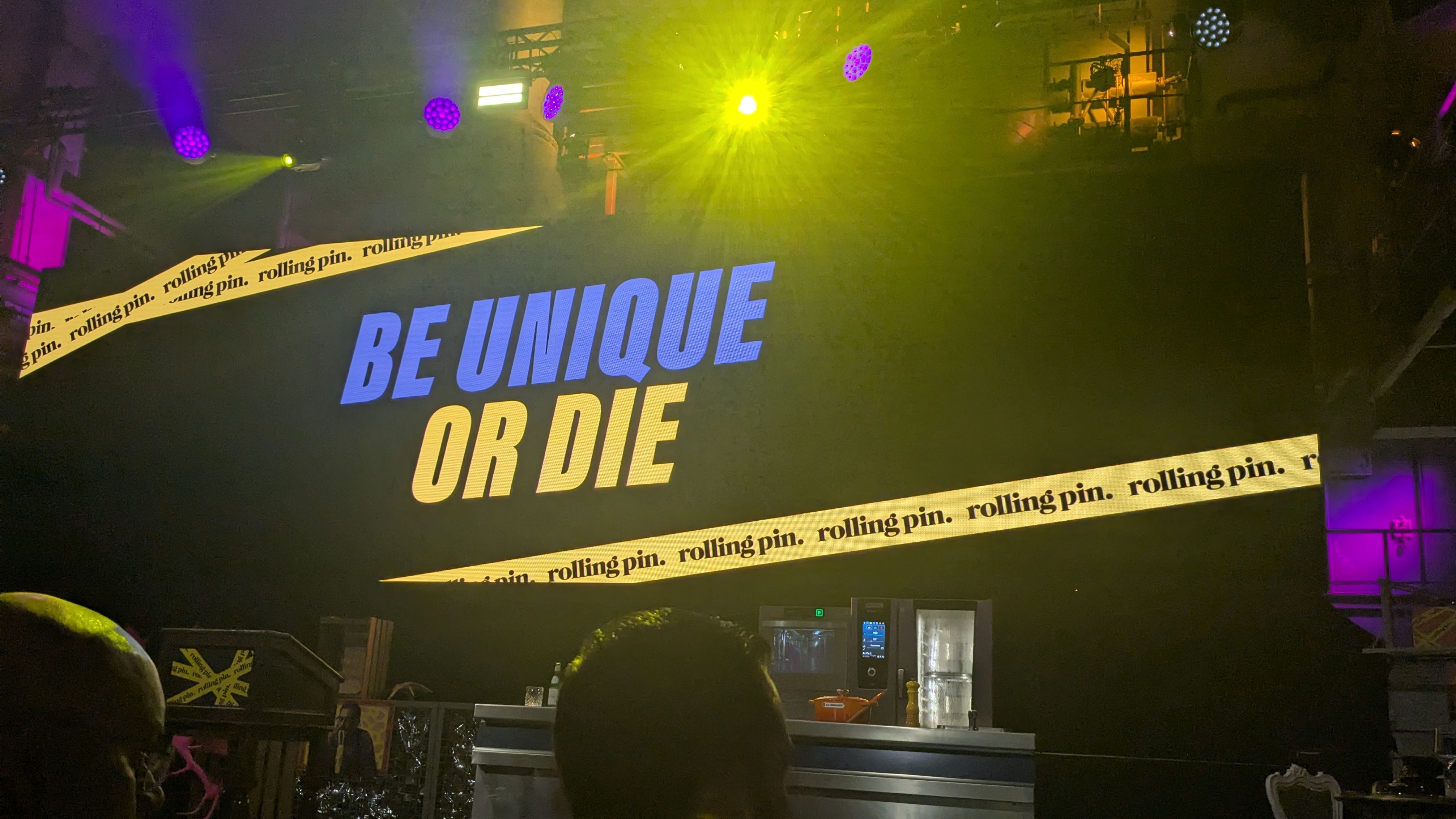 "Be Unique or Die" – das Motto der Rolling Pin Convention 2025 prägte auch Munks Auftritt. / Foto: Stefan Scholz, NDOZ