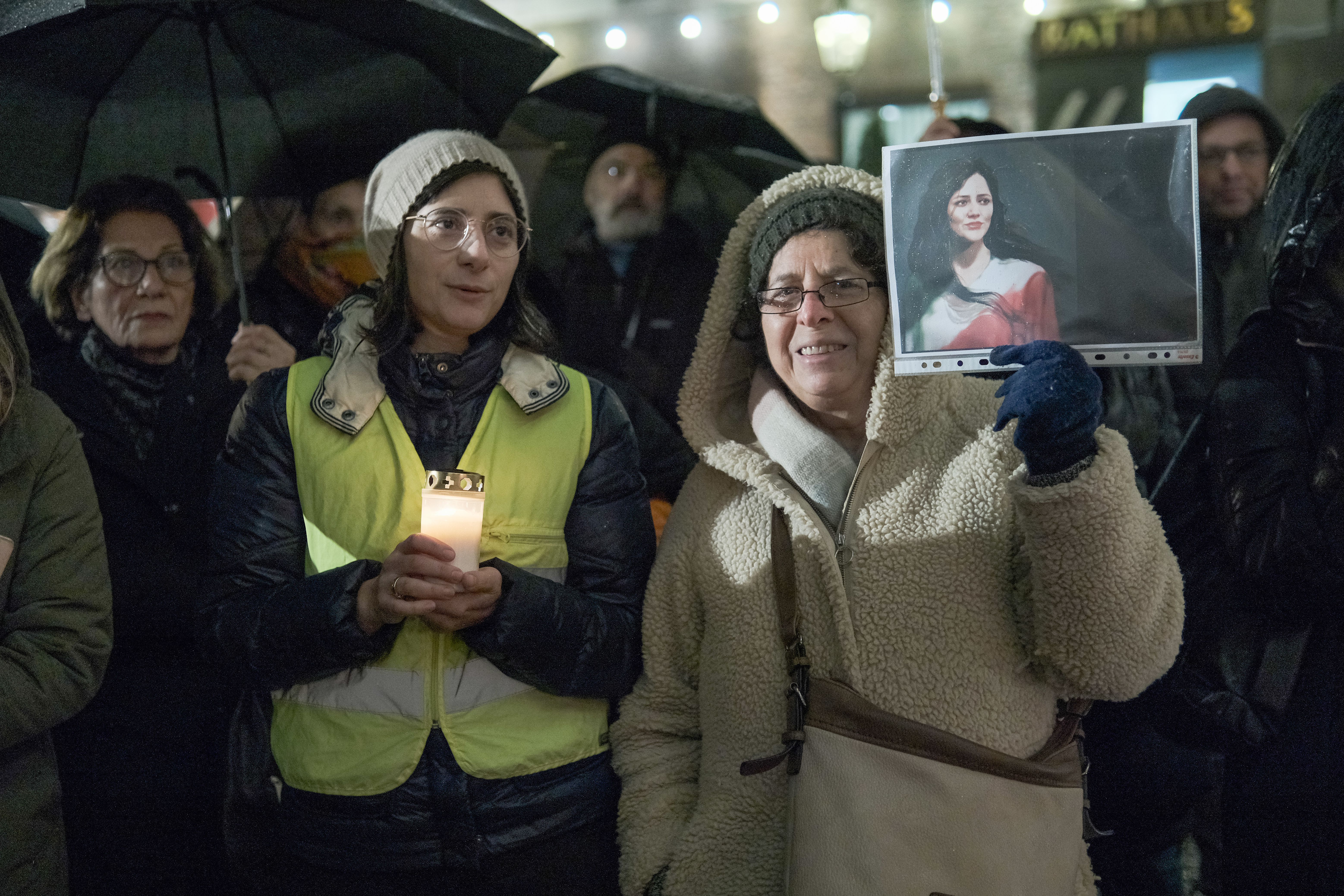 Vor dem Rathaus versammelten sich Düsseldorfer Bürgerinnen und Bürger nach einem Aufruf der Stadt Düsseldorf zur musikalischen Aktion "Solidarität mit der Friedensbewegung im Iran" © Landeshauptstadt Düsseldorf/Michael 