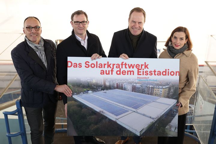 Oberbürgermeister Dr. Stephan Keller (2.v.r) und Julien Mounier (3.v.r.), Vorstandsvorsitzender der Stadtwerke, stellten das Solarkraftwerk auf dem Eisstadion mit Dezernentin Britta Zur und Grünwerke-Geschäftsführer Ralf Zischke vor © Landeshauptstadt Düsseldorf/David Young 