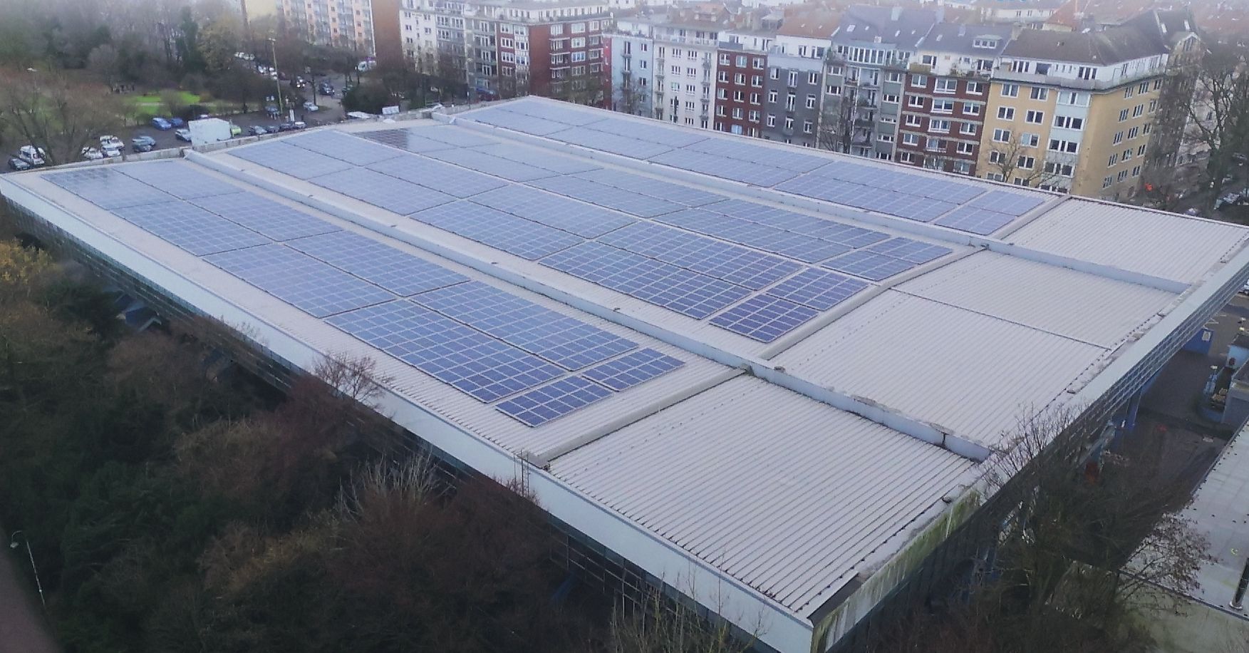 Oberbürgermeister Dr. Stephan Keller (2.v.r) und Julien Mounier (3.v.r.), Vorstandsvorsitzender der Stadtwerke, stellten das Solarkraftwerk auf dem Eisstadion mit Dezernentin Britta Zur und Grünwerke-Geschäftsführer Ralf Zischke vor © Landeshauptstadt Düsseldorf/David Young 