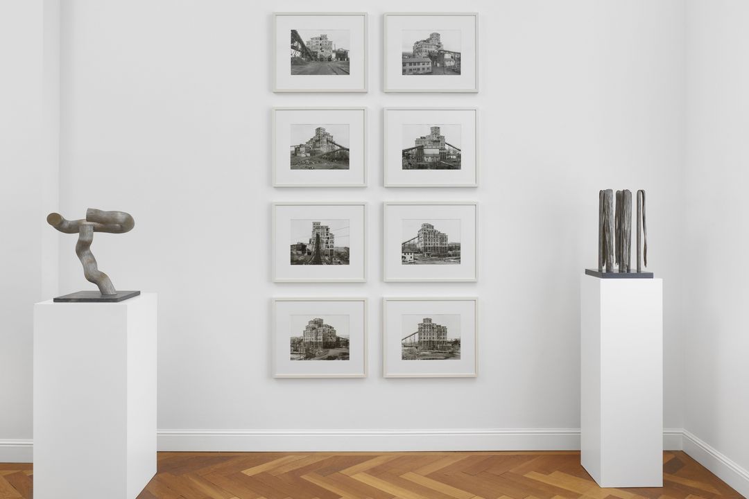 Ausstellungsansicht mit Fotografien von Bernd und Hilla Becher und Skulpturen von Brigitte und Martin Matschinsky-Denninghoff
