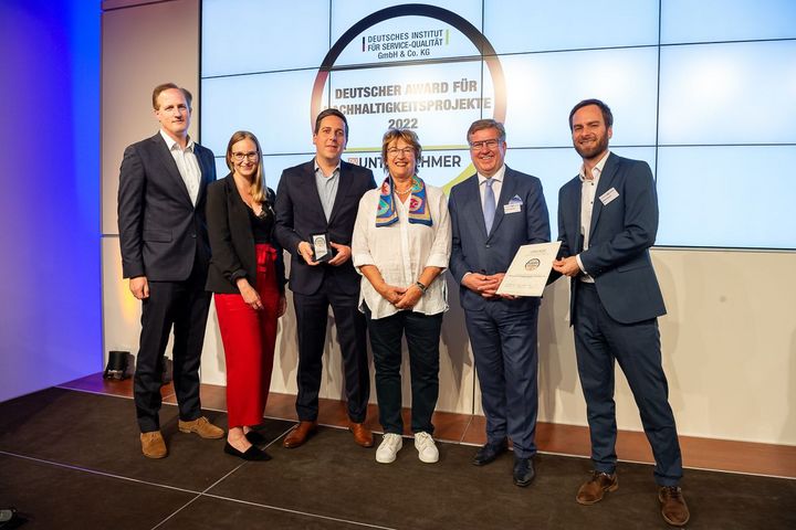 Bildunterschrift (v.l.): Thomas Enders (IHK Mittlerer Niederrhein), Tamara Moll (IHK Potsdam), Ralf Schlindwein (IHK Düsseldorf), Brigitte Zypries (Bundesministerin a.D. und Schirmherrin), Peter Heydenblut (IHK Potsdam), Manuel Neumann (IHK Düsseldorf). / Foto © Thomas Ecke / DISQ / ntv