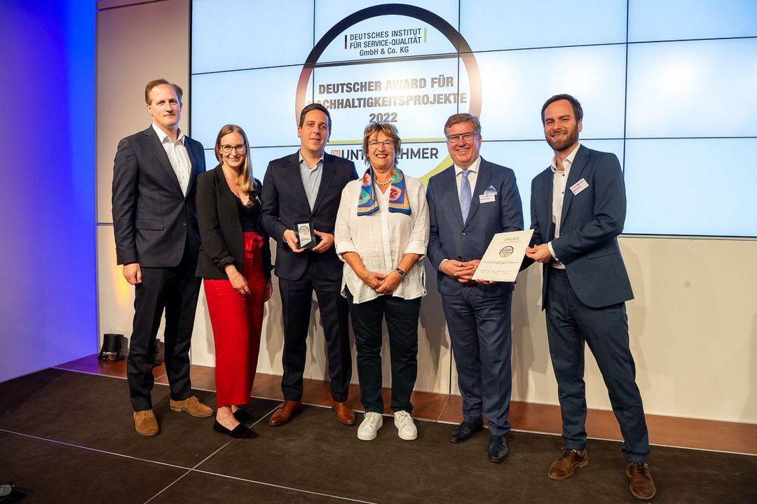 Bildunterschrift (v.l.): Thomas Enders (IHK Mittlerer Niederrhein), Tamara Moll (IHK Potsdam), Ralf Schlindwein (IHK Düsseldorf), Brigitte Zypries (Bundesministerin a.D. und Schirmherrin), Peter Heydenblut (IHK Potsdam), Manuel Neumann (IHK Düsseldorf). / Foto © Thomas Ecke / DISQ / ntv