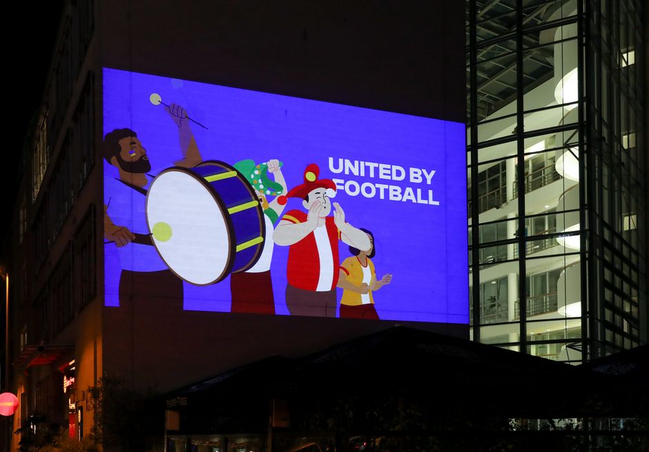 Im Rahmen des HafenKunstKinos war der UEFA EURO 2024-Film auch an einer Hauswand im Medienhafen zu sehen © Melanie Zanin/Landeshauptstadt Düsseldorf