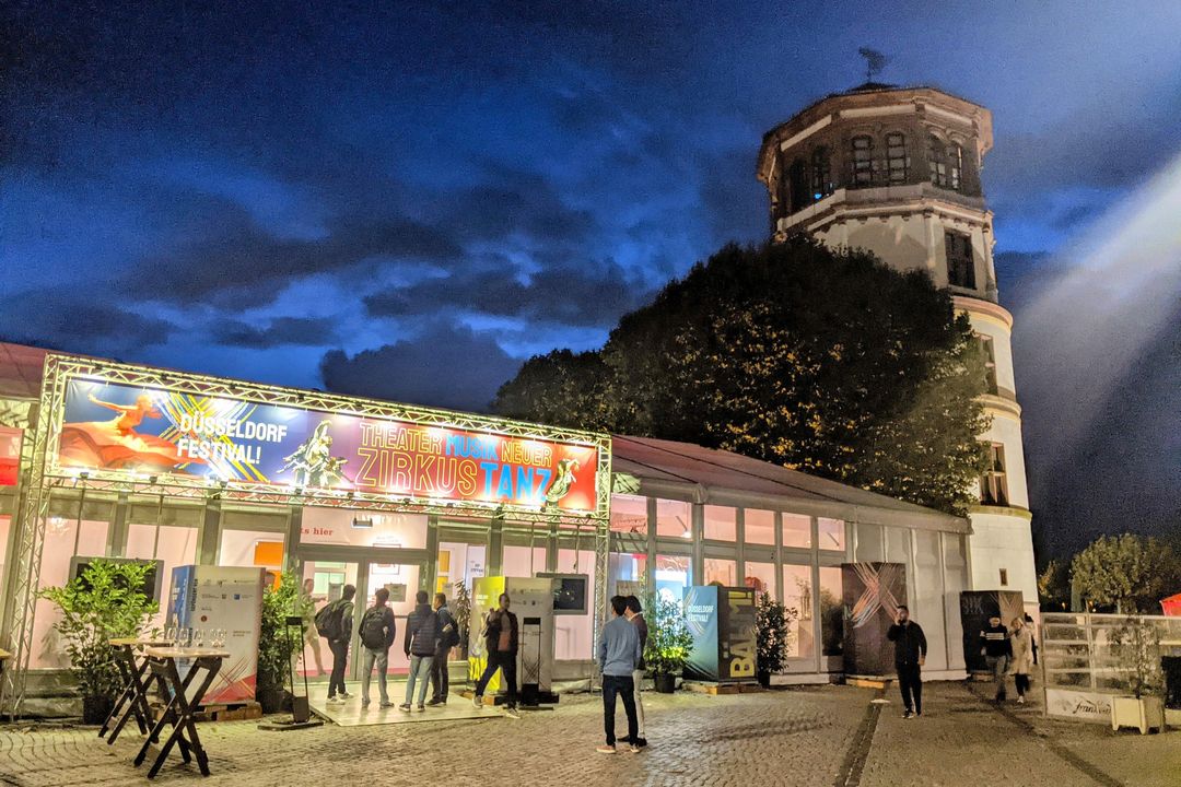 Theaterzelt am Burgplatz beim Düsseldorf Festival! Beleuchtetes Theaterzelt des Düsseldorf Festival! am Abend auf dem Burgplatz, im Hintergrund der Schlossturm