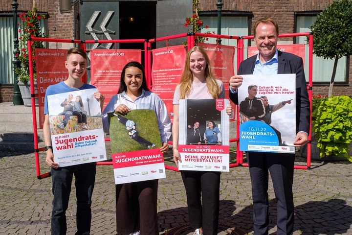 Oberbürgermeister Dr. Stephan Keller (r.) hat am Mittwoch, 10. August, gemeinsam mit den Mitgliedern des derzeitigen Jugendrats Paul Ewe, Hafida Seghaoui und Carina Danisch (v.l.) zur Partizipation an der Jugendratswahl 2022 aufgerufen