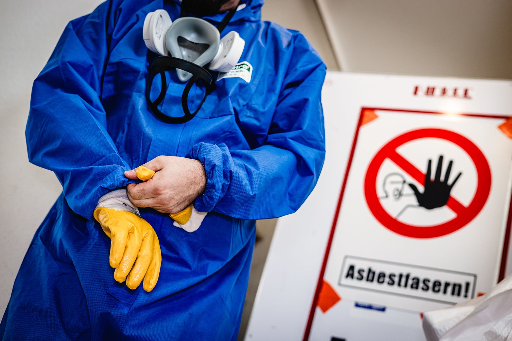 So läuft Asbest-Sanierung: Overall, Atemschutzmaske, Handschuhe und dazu noch eine Schutzbrille. „Komplett- Schutz ist ein Muss“, sagt die Bau-Gewerkschaft./ Foto © IG BAU, Alireza Khalili