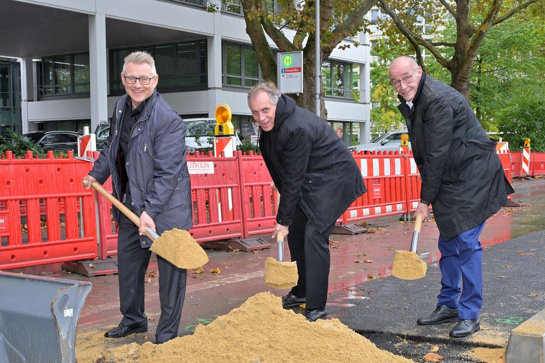 Von links: Michael Richarz (Vorstand Technik und Betrieb, Rheinbahn), Jochen Kral (Dezernent für Mobilität und Umwelt, Stadt Düsseldorf) und Rolf Tups (Bezirksbürgermeister und Aufsichtsratsvorsitzender der Rheinbahn) beim symbolischen ersten Spatenstich für den barrierefreien Ausbau der Haltestelle „Prinzenallee“ / Foto (C) Rheinbahn