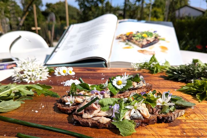 Bretonische Sardinen auf Sauerteigbrot nach Sascha Stemberg mit Kräutern aus einem Düsseldorfer Kleingarten