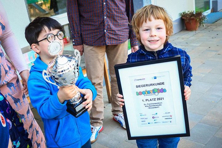Große Freude in der Kita Daimlerstraße über den Gewinn des Wettbewerbs LogistiKids der IHKs in NRW und des Kompetenznetz Logistik.NRW / Foto @ Melanie Zanin