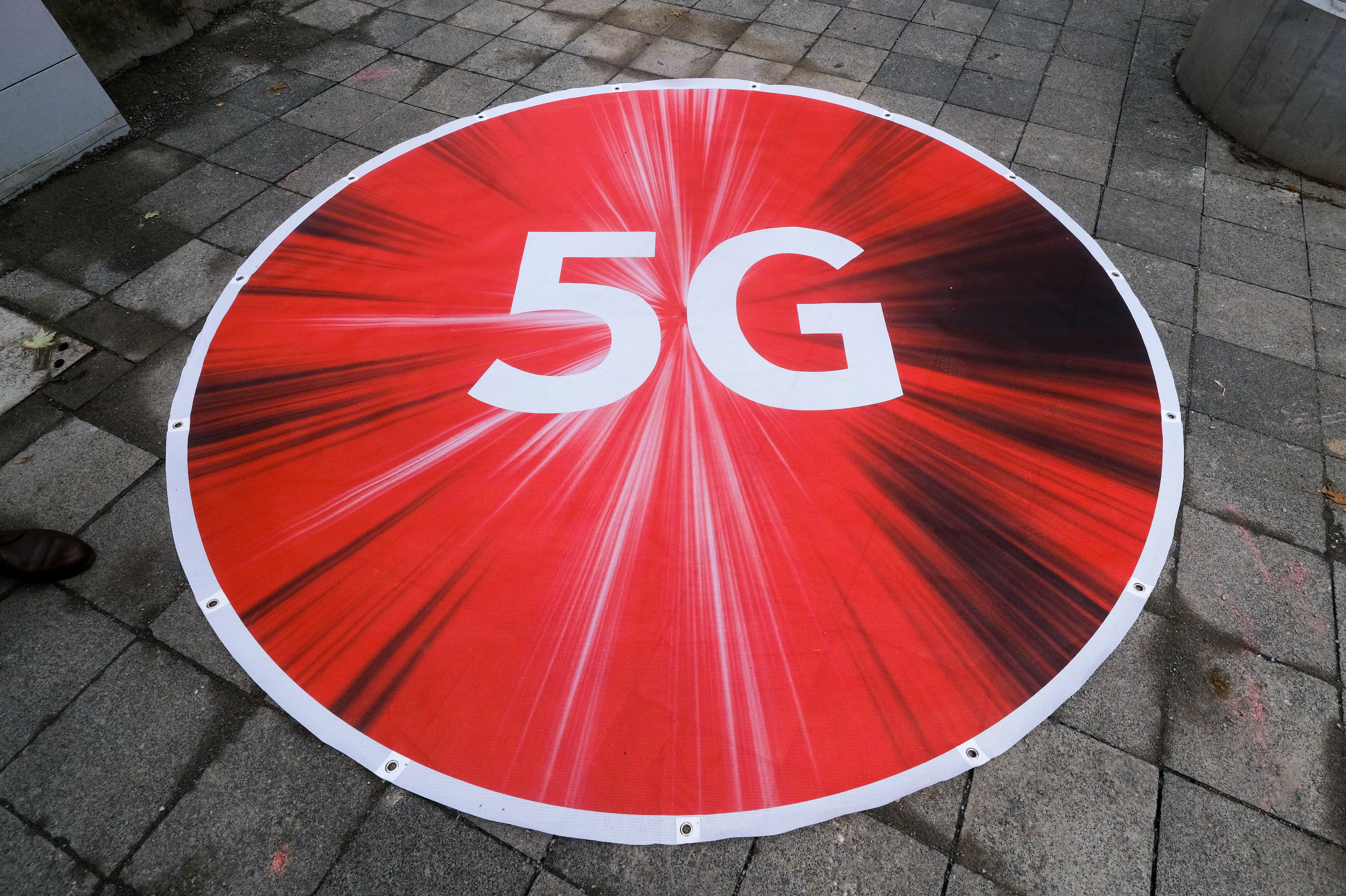 Deutschlands erste 5G-Litfaßsäule steht seit Donnerstag, 7. Oktober, in Düsseldorf © Landeshauptstadt Düsseldorf/Michael Gstettenbaue