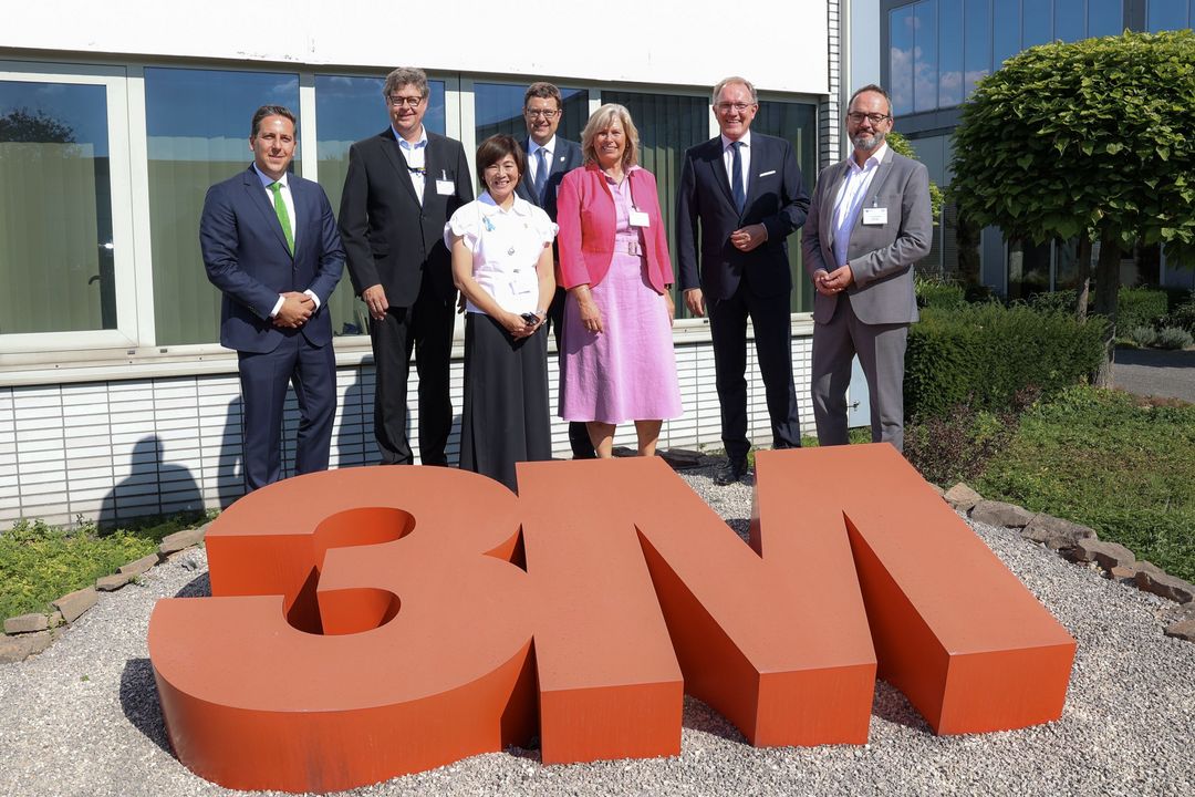 Gruppenbild 3M (v.links hinten): Ralf Schlindwein (IHK), Manfred Pufahl (3M), Kreisdirektor Kreis Mettmann Philipp Gilbert, vorne (von links) US-Generalkonsulin Pauline Kao, Heike Nietgen (3M), Gregor Berghausen (Hauptgeschäftsführer IHK Düsseldorf), Dr. Claus Pommer (Bürgermeister Stadt Hilden) / Foto @Melanie Zanin für IHK Düsseldorf