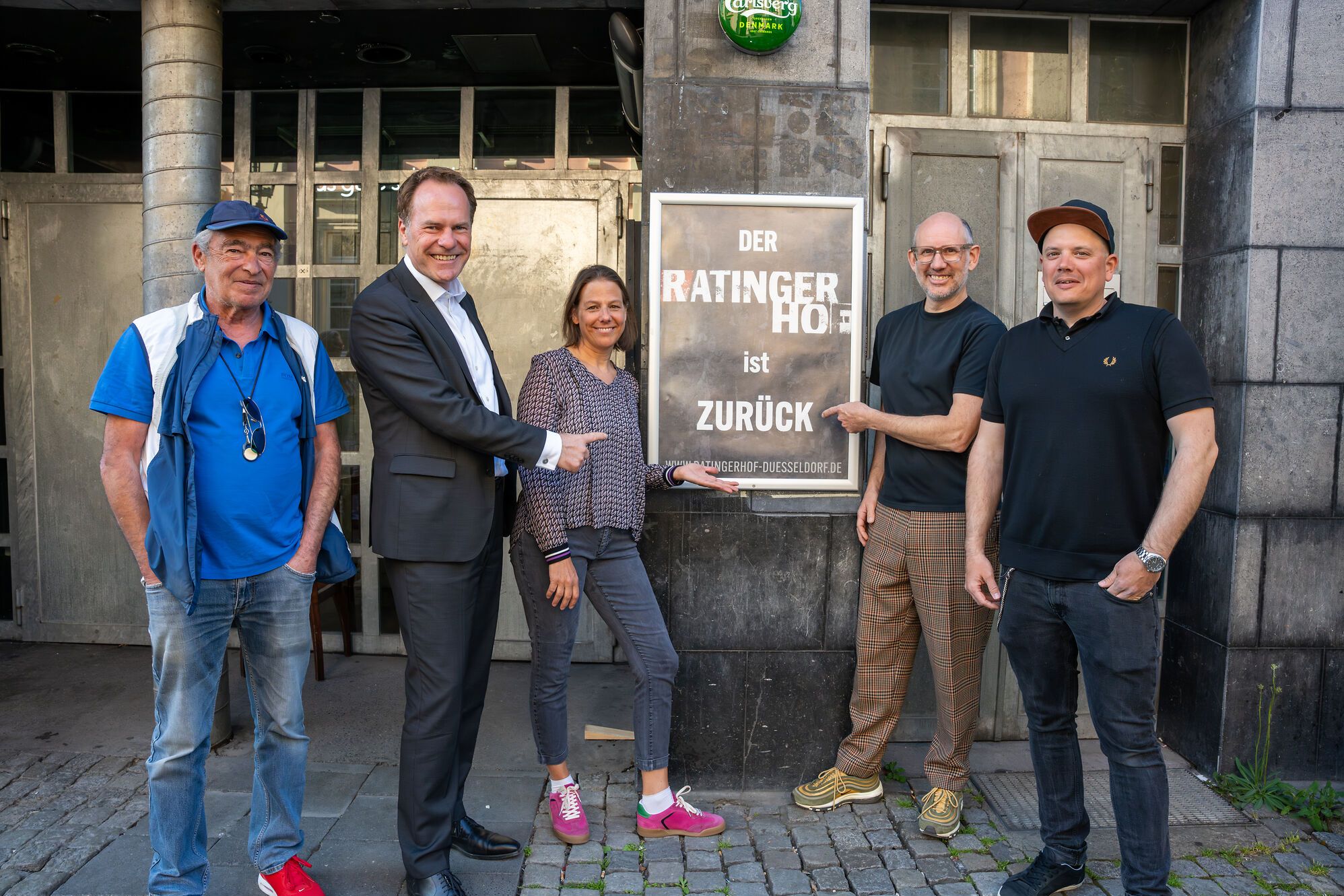 Auf dem Bild (v.l.n.r.): Berni Lewkowicz (concert team nrw), Düsseldorfs OB Dr. Stephan Keller, Daniela Stork (D.LIVE), Michael Brill (D.LIVE), Nico Hamm (concert team nrw) / Foto: D.LIVE, Kai Kuczera
