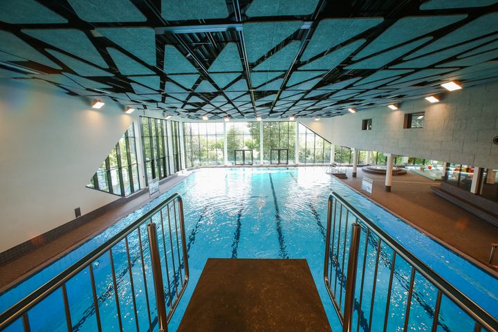 Das neue Hallenbad auf der Stadtteilgrenze Oberkassel/Heerdt hat ein Fassungsvermögen von 300 Schwimm-Gästen, Corona bedingt können derzeit 130 Gäste das Bad nutzen,© Landeshauptstadt Düsseldorf/Melanie Zanin