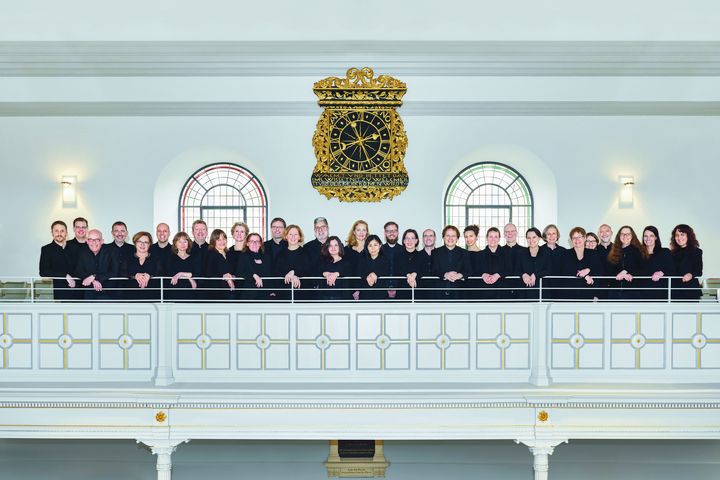 Bachverein Düsseldorf / Foto: Chor stehend auf Kirchenempore © Ariane Gehlert