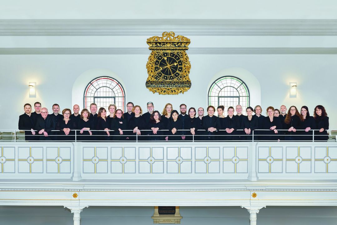 Bachverein Düsseldorf / Foto: Chor stehend auf Kirchenempore © Ariane Gehlert