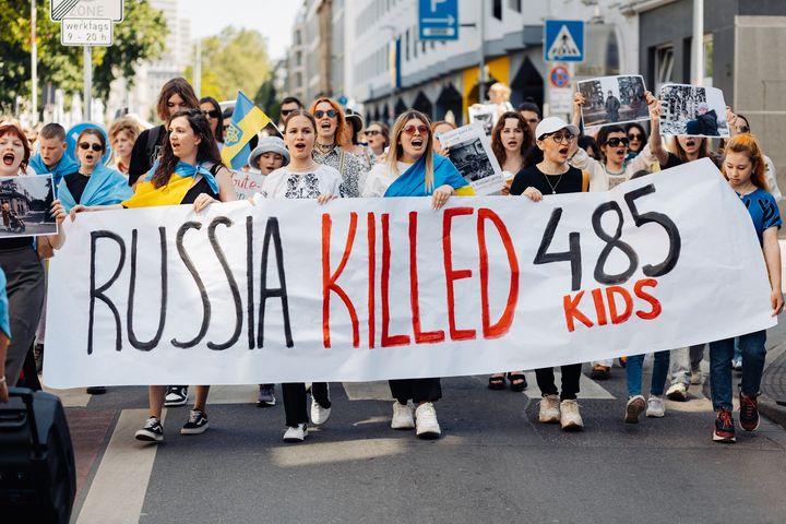 "Rettet die ukrainischen Kinder", Demo in Düsseldorf  / Foto © Maksym Voiko