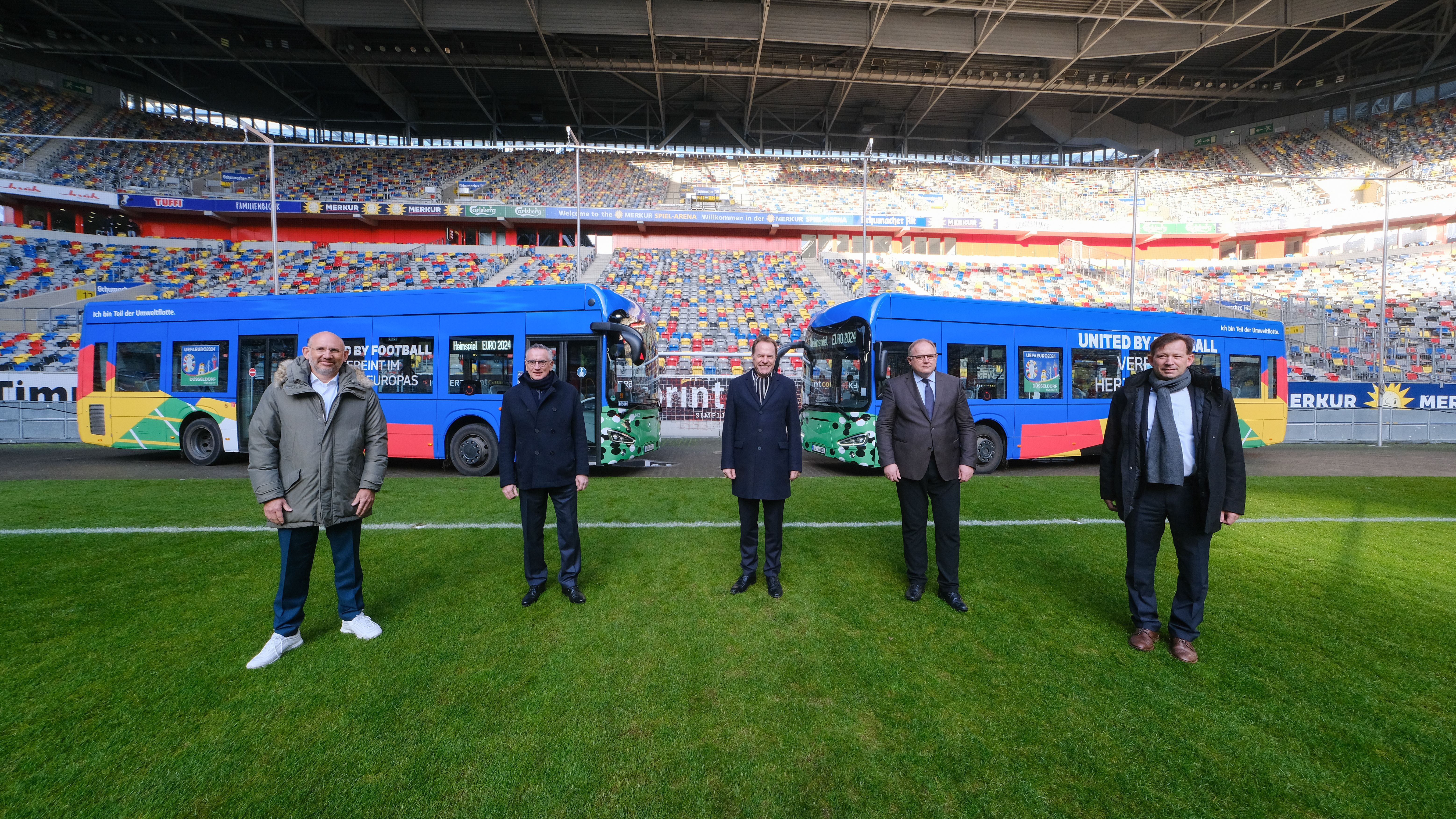 Präsentieren Elektrobusse zur Fußball-EM (v.l.): D.Live-Geschäftsführer Michael Brill, Rheinbahn-Vorstandsvorsitzender Klaus Klar, Oberbürgermeister Dr. Stephan Keller, EURO 2024-Geschäftsführer Andreas Schär und Stadtdirektor Burkhard Hintzsche © Landeshauptstadt Düsseldorf/Michael Gstettenbauer 