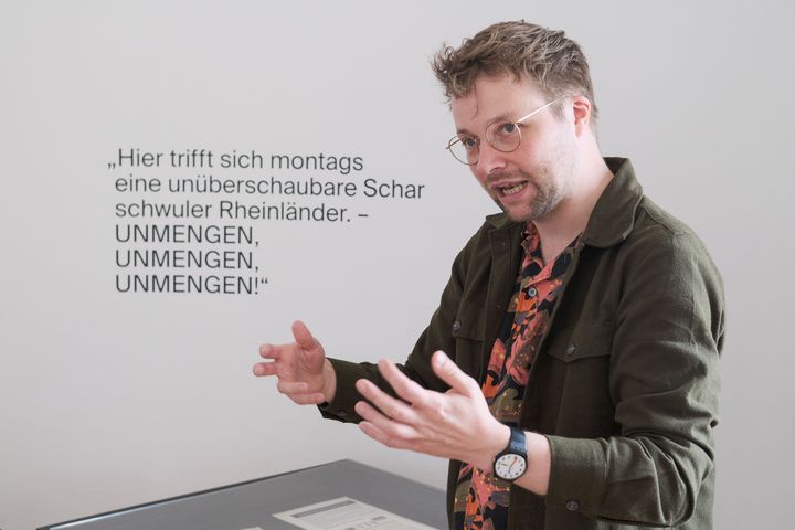 Dr. Sascha Förster, Leiter des Theatermuseums, stellte die Sonderausstellung "Miteinander Rheinkirmes" vor, die bis zum 25. Februar 2024 besucht werden kann © Landeshauptstadt Düsseldorf/Michael Gstettenbauer 