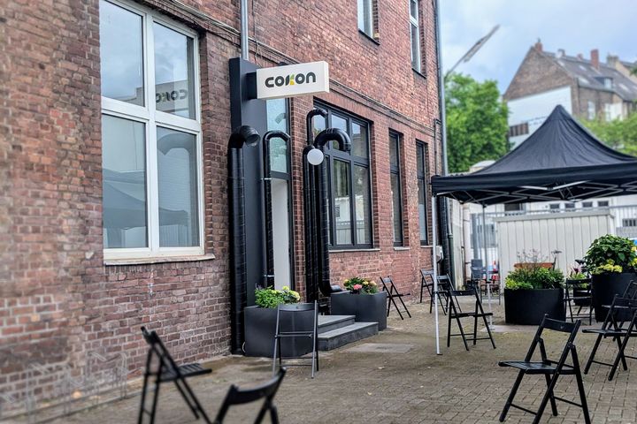 Willkommen im Cokon: Der neue Kreativ-Hub in Flingerns Hinterhof fällt auf – mit schwarzen Fensterrahmen, klarer Haltung und einer Einladung zum Mitgestalten gleich an der Tür. / Foto: Alexandra scholz-Marcovich, NDOZ