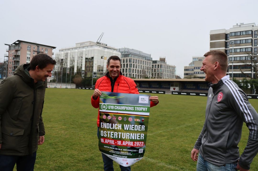 Die Turnierleiter Marcus Giesenfeld (l.) Martin Meyer (m.) und Schirmherrn Axel Bellinghausen bei der Vorstellung des Teilnehmerfeldes © U19 Champions Trophy