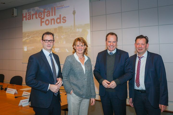 Bei der Vorstellung des Härtefallfonds der BürgerStiftung Düsseldorf (v.l.): Julien Mounier, Stadtwerke Düsseldorf AG, Sabine Tüllmann, BürgerStiftung, OB Dr. Stephan Keller und Stadtdirektor Burkhard Hintzsche © Landeshauptstadt Düsseldorf/Melanie Zanin 