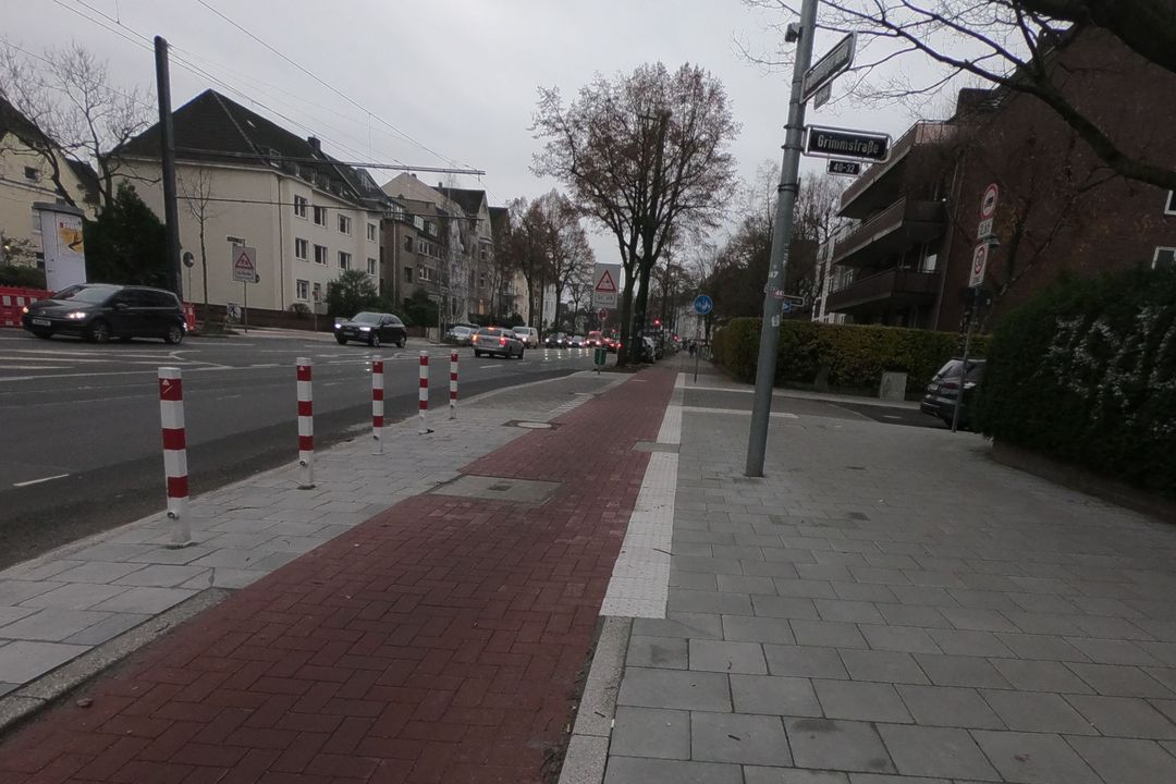 Grimmstraße: Neben der Aufpflasterung der Einmündung wurden rechts entlang der Grafenberger Allee Pfosten gesetzt um die Sichtachse freizuhalten © Landeshauptstadt Düsseldorf, Amt für Verkehrsmanagement 