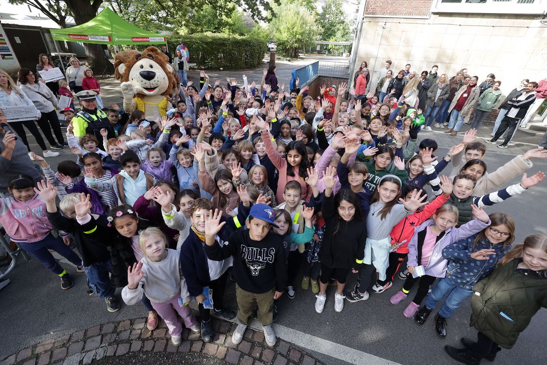 Ein buntes Programm bekamen die Kinder der Gemeinschaftsgrundschule Lennéstraße in Pempelfort am Montag, 22. September, bei der Abschlussveranstaltung des Zu-Fuß-zur-Schule-Tages geboten. / Foto: Landeshauptstadt Düsseldorf/David Young