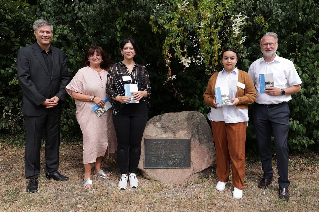 An der ersten Station der Route durch den Stadtbezirk 6 (v.l.n.r.): Dr. Bastian Fleermann, Bezirksbürgermeisterin Birgit Schentek, Özlem Yilmaz, Hafida Seghaoui und BV 6-Mitglied Marcus Münter