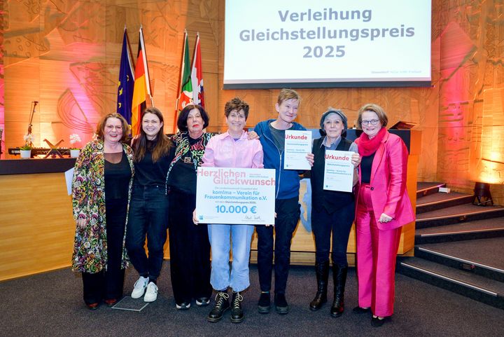 Bürgermeisterin Klaudia Zepuntke (r.) mit den Vertreterinnen von "kom!ma – Verein für Frauenkommunikation", die mit dem diesjährigen Gleichstellungspreis der Landeshauptstadt Düsseldorf ausgezeichnet wurden / Foto: Landeshauptstadt Düsseldorf/Susanne Kurz 