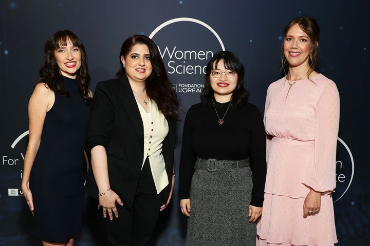 Die vier Preisträgerinnen des „For Women inScience“-Förderpreises 2025: Dr. Casey Paquola, Dr. Rana Hussein Ali, Dr. Jingyuan Xu und Dr. Line Muradi. / Foto: Andreas Rentz / Getty Images 