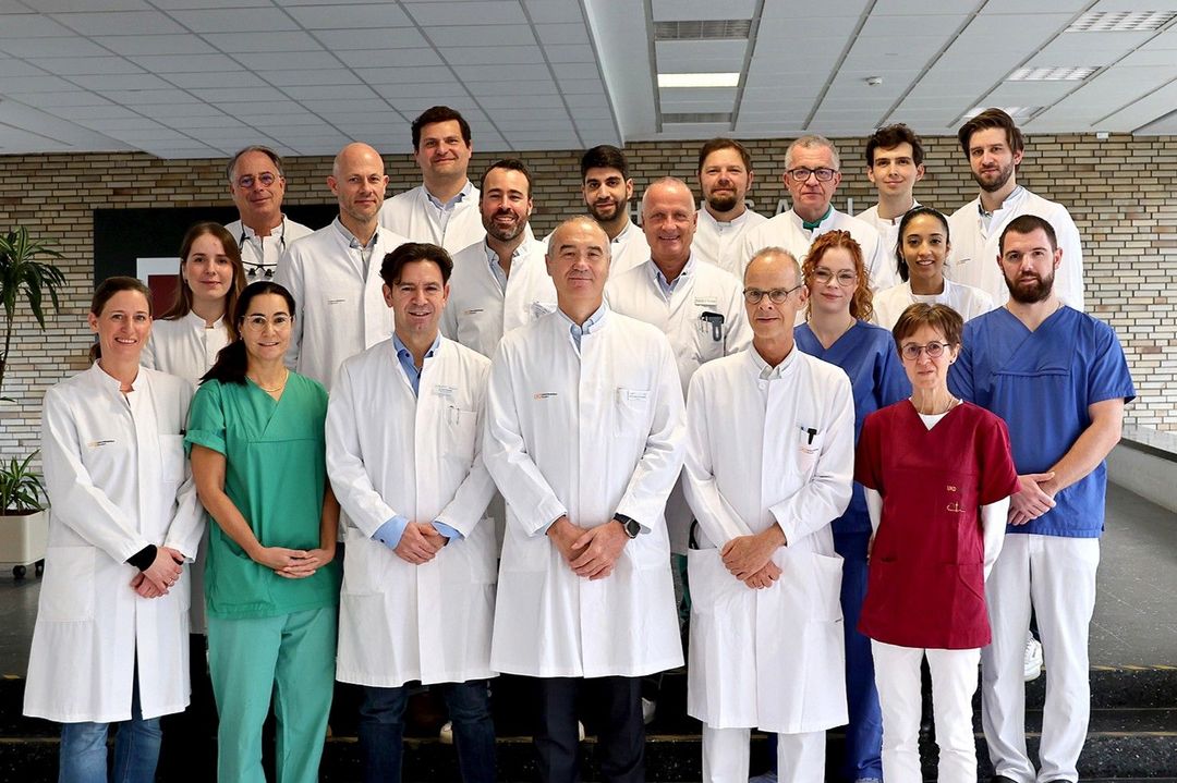 Das Team des Herztransplantationsprogramms der Uniklinik Düsseldorf im Foyer des Herzzentrums. / Foto: UKD Das Team des Herztransplantationsprogramms der Uniklinik Düsseldorf im Foyer des Herzzentrums. / Foto: UKD