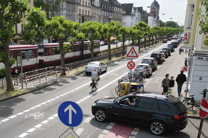 Seit Einführung von Tempo 30 und den Radfahrstreifen auf der jeweils rechten Fahrspur haben sich die Unfallzahlen laut Polizei fast halbiert © Archivfoto: Landeshauptstadt Düsseldorf, David Young 